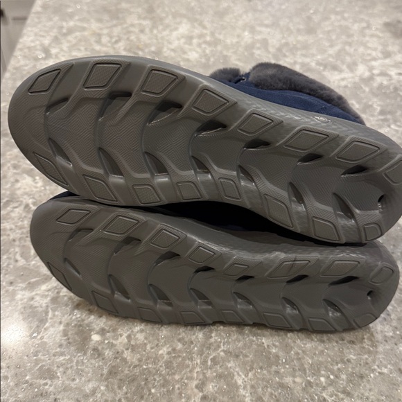 New, never worn Skechers faux fur lined boots. - Picture 6 of 6